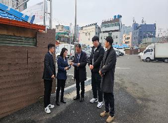 익산시의회 보건복지위원회 이중선 의원  서동시장 배수시설 점검을 위해 현장 방문