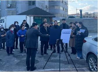 익산시의회 최종오 의원, 정현율 익산시장과 ‘20년째 방치되고 있는, 명일아파트 인근 도시계획 도로’ 공사 착공을 위한 현장 행정