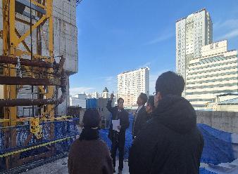 도심 속 ‘잠재적 폭탄’ 방치 크레인...  장경호 의원, 중앙동 긴급 점검