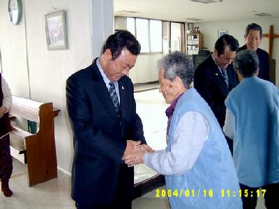 2004년 설 명절을 맞이하여 박종규 의장 신광의 집 방문