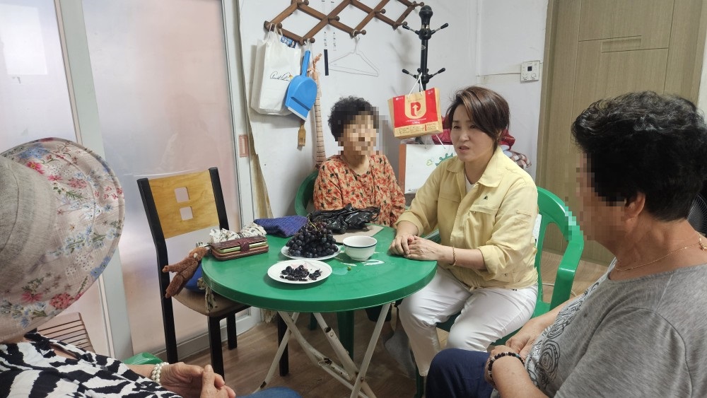 폭염 속 중앙동•마동 등록•미등록 경로당 방문하여 어르신 안부 세심하게 살펴..